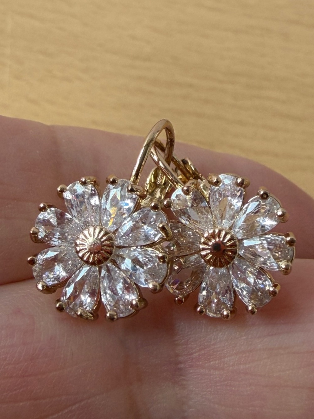 Rhinestones Crystals Daisy Flower Earrings Lever Back Locks Gold Tone Metal